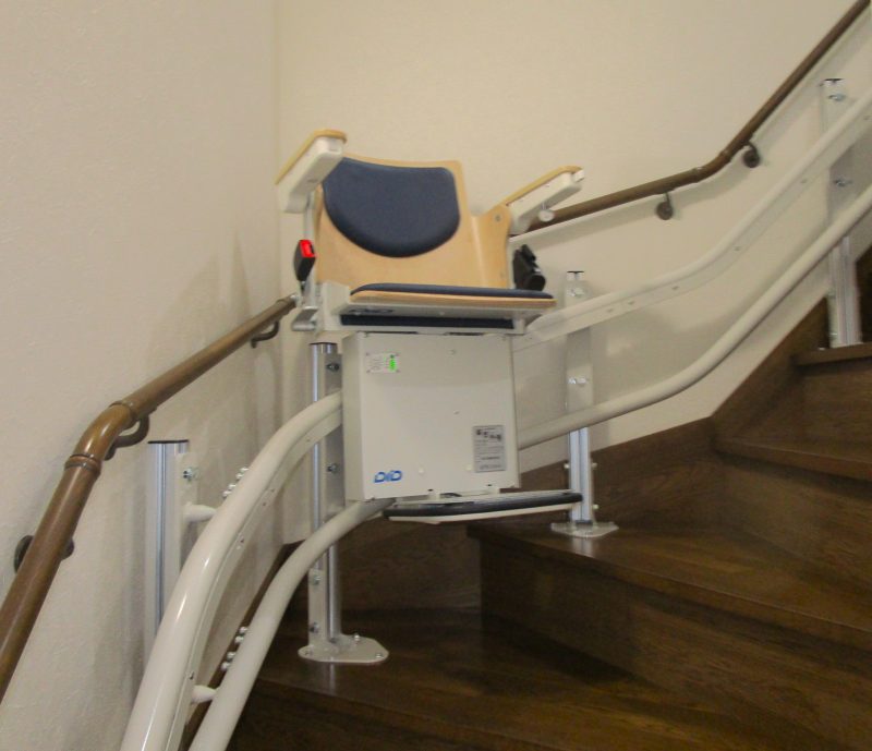 引っ越し先の曲がり階段にも設置！15年以上階段昇降機を愛用するK様の事例