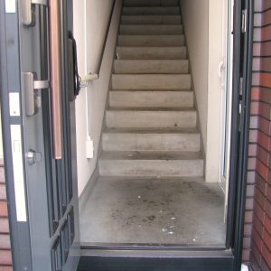１階設置前・住居へ上がる直通階段
