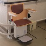 【旭川南高等学校】いす式階段昇降機の入替事例②｜老朽化設備を更新