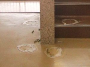 アンカー穿孔痕