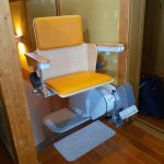 高齢者が階段を登れないときの対策｜階段昇降機の設置事例