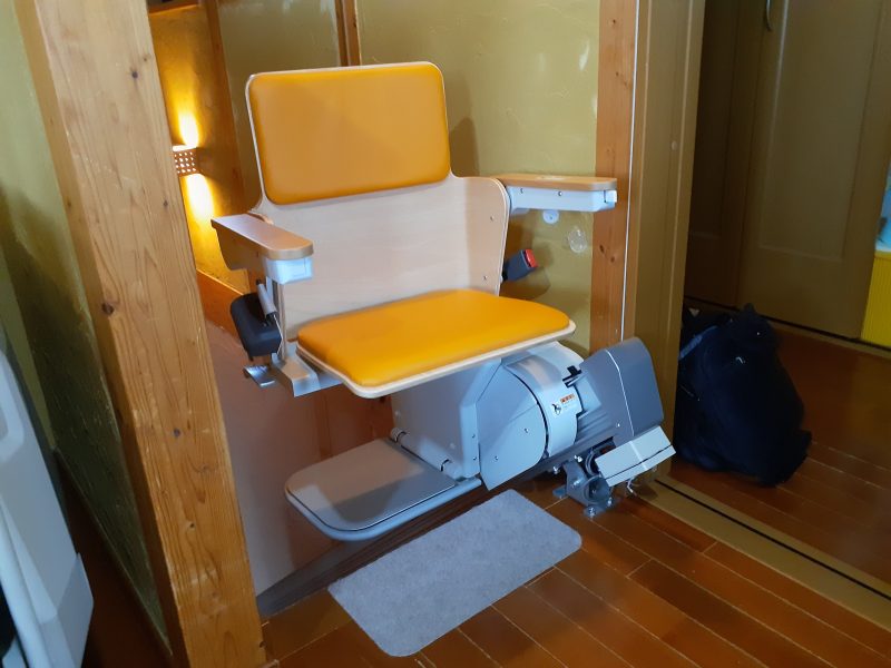 高齢者が階段を登れないときの対策｜階段昇降機の設置事例