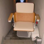 緩やかな階段をさらに安全にリフォーム｜いす式階段昇降機の設置事例