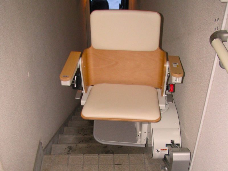 緩やかな階段をさらに安全にリフォーム｜いす式階段昇降機の設置事例