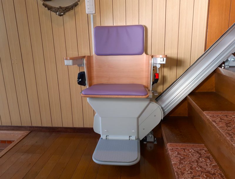 急勾配43°の階段を安全に｜H様邸のいす式階段昇降機の設置事例