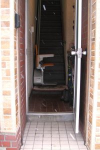 玄関直ぐの階段へ設置