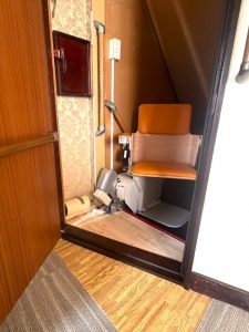 上階昇降機とドア