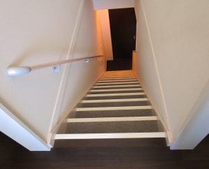 2階から階段全体と手すり