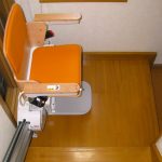曲がり階段に直線階段用昇降機を設置！費用を抑えた階段対策