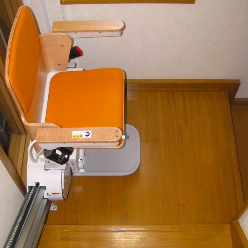曲がり階段に直線階段用昇降機を設置！費用を抑えた階段対策
