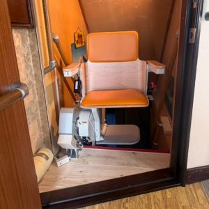 上階ドア開け乗降位置(85&deg;回転)