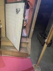 設置前・車庫内階段ドア