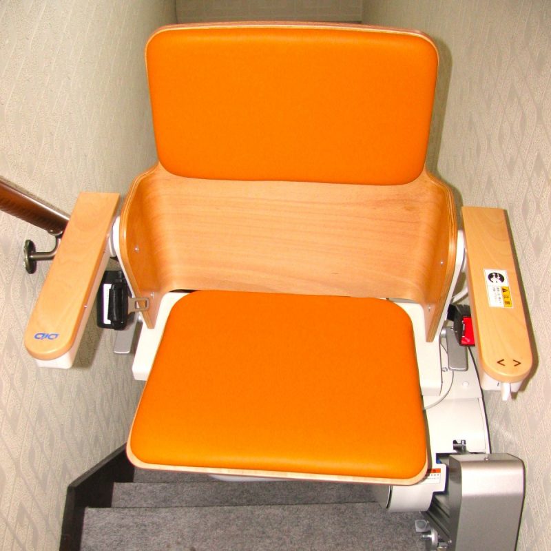 階段の転倒・転落予防！コンパクトな階段昇降機を設置したK様邸の事例