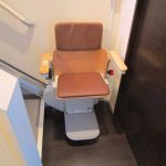 転倒で骨折した奥様の退院に備えて！階段昇降機の設置事例