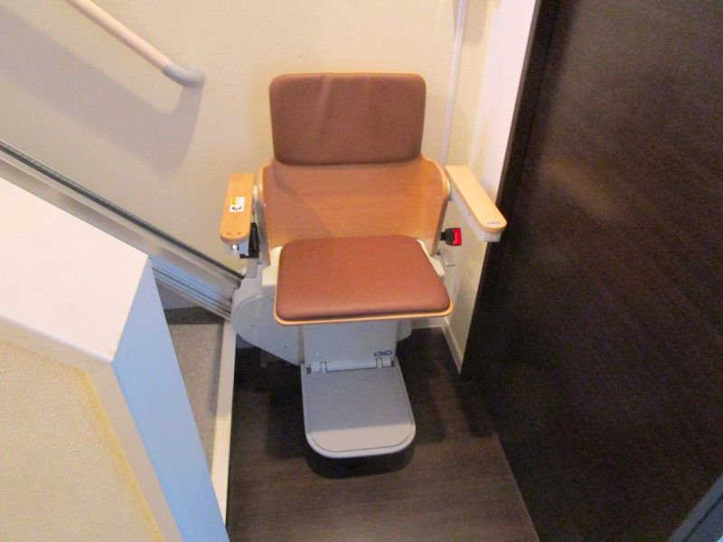 転倒で骨折した奥様の退院に備えて！階段昇降機の設置事例