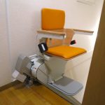 【札幌市】退院に向けた階段の安全対策｜いす式階段昇降機の設置事例