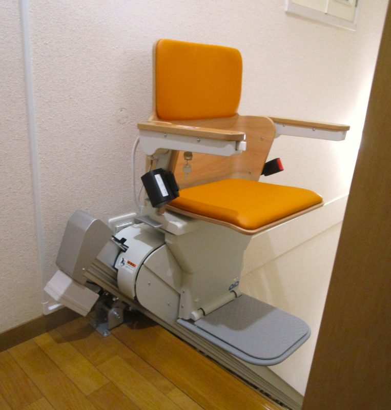 【札幌市】退院に向けた階段の安全対策｜いす式階段昇降機の設置事例