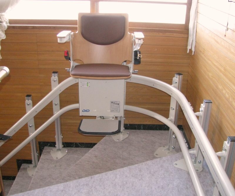 【42度の急勾配な階段】元気なうちに階段昇降機を設置した事例