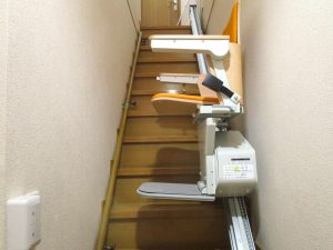 2階へ上昇中・外した手摺り