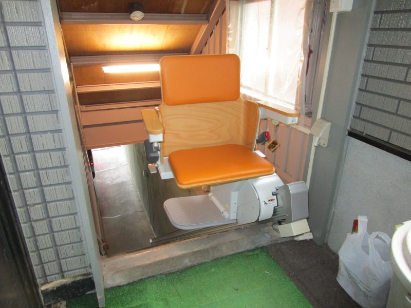 14年愛用した階段昇降機から現行機へ。「エスコートスリム」入替事例