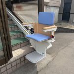 風除室の延長で屋外階段を屋内化！車椅子の娘様の通所を支える「エスコートスリム」