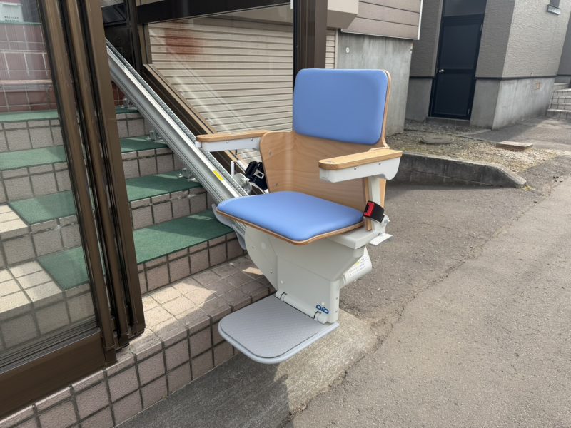 風除室の延長で屋外階段を屋内化！車椅子の娘様の通所を支える「エスコートスリム」