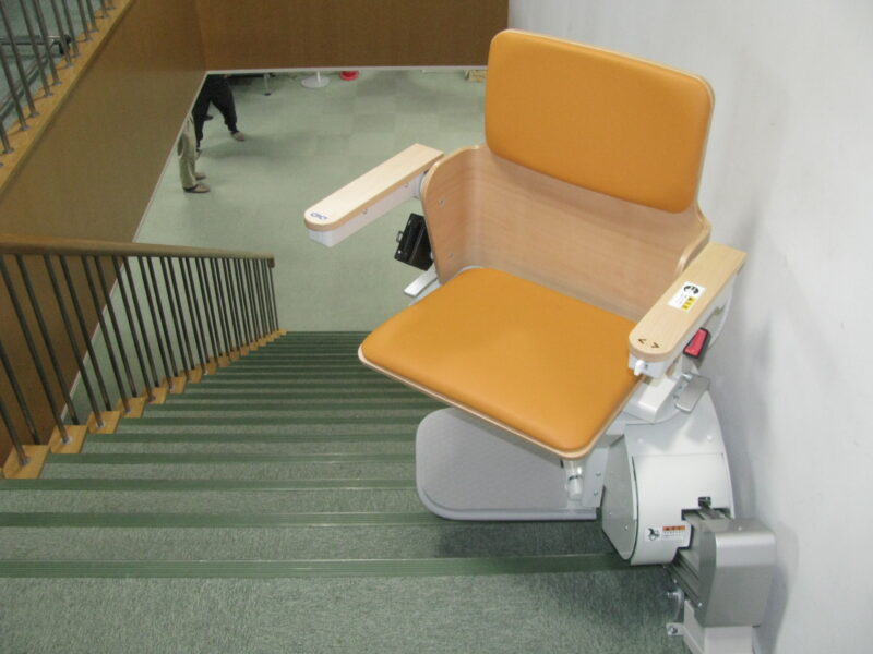 地域の集いの場に、もう一段の安心を｜納内コミュニティセンター様の階段昇降機設置事例